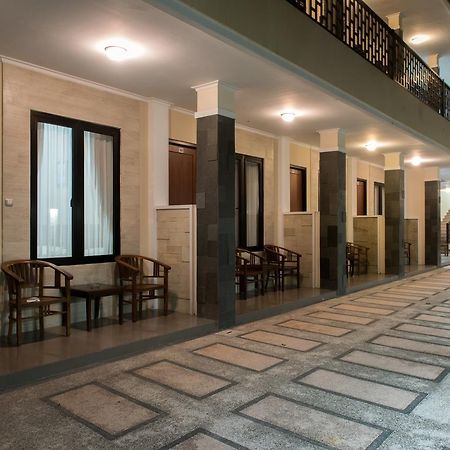 Hotel Wisma Djaja Syariah Bojonegoro Esterno foto