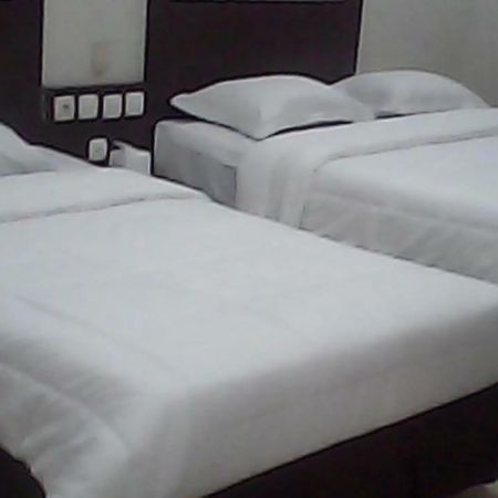 Hotel Wisma Djaja Syariah Bojonegoro Esterno foto