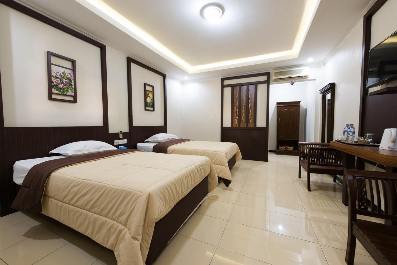 Hotel Wisma Djaja Syariah Bojonegoro Esterno foto