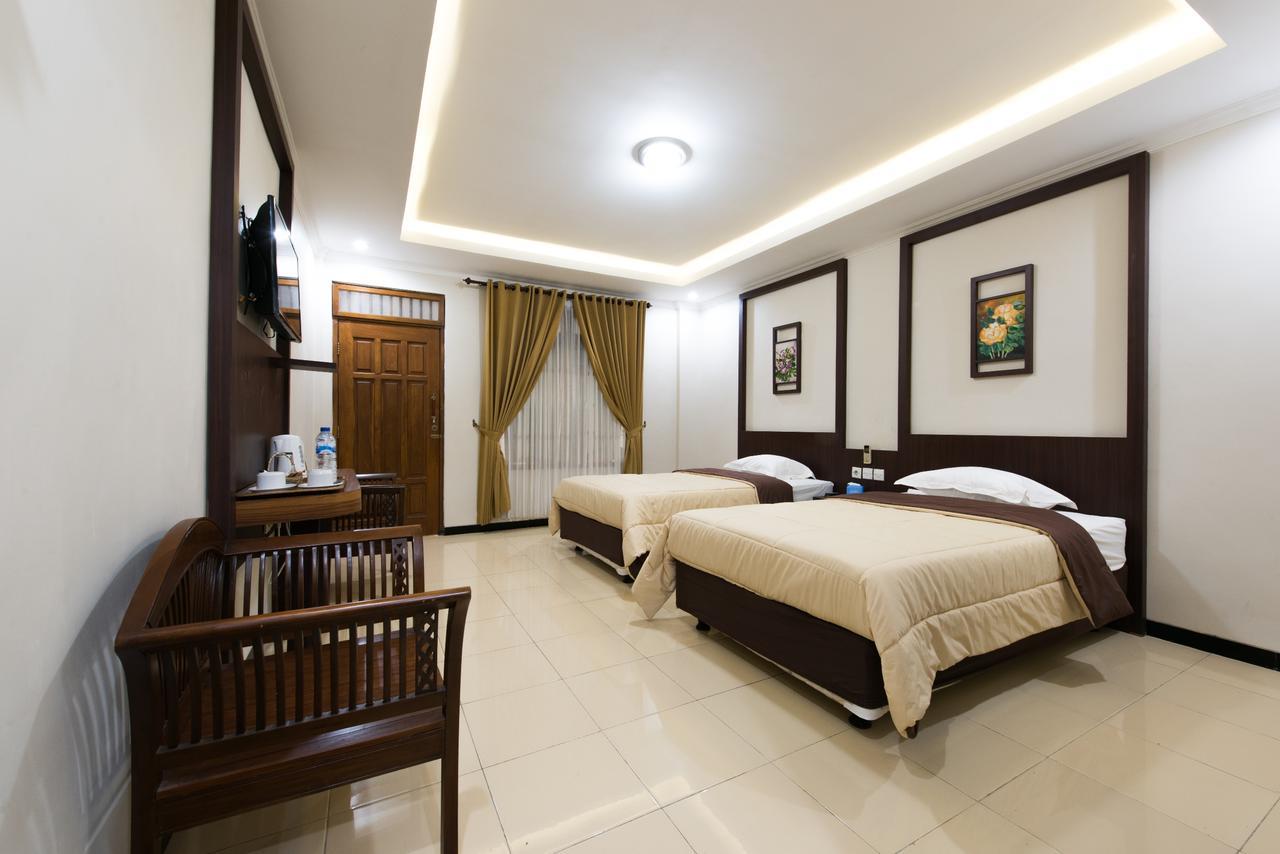 Hotel Wisma Djaja Syariah Bojonegoro Esterno foto