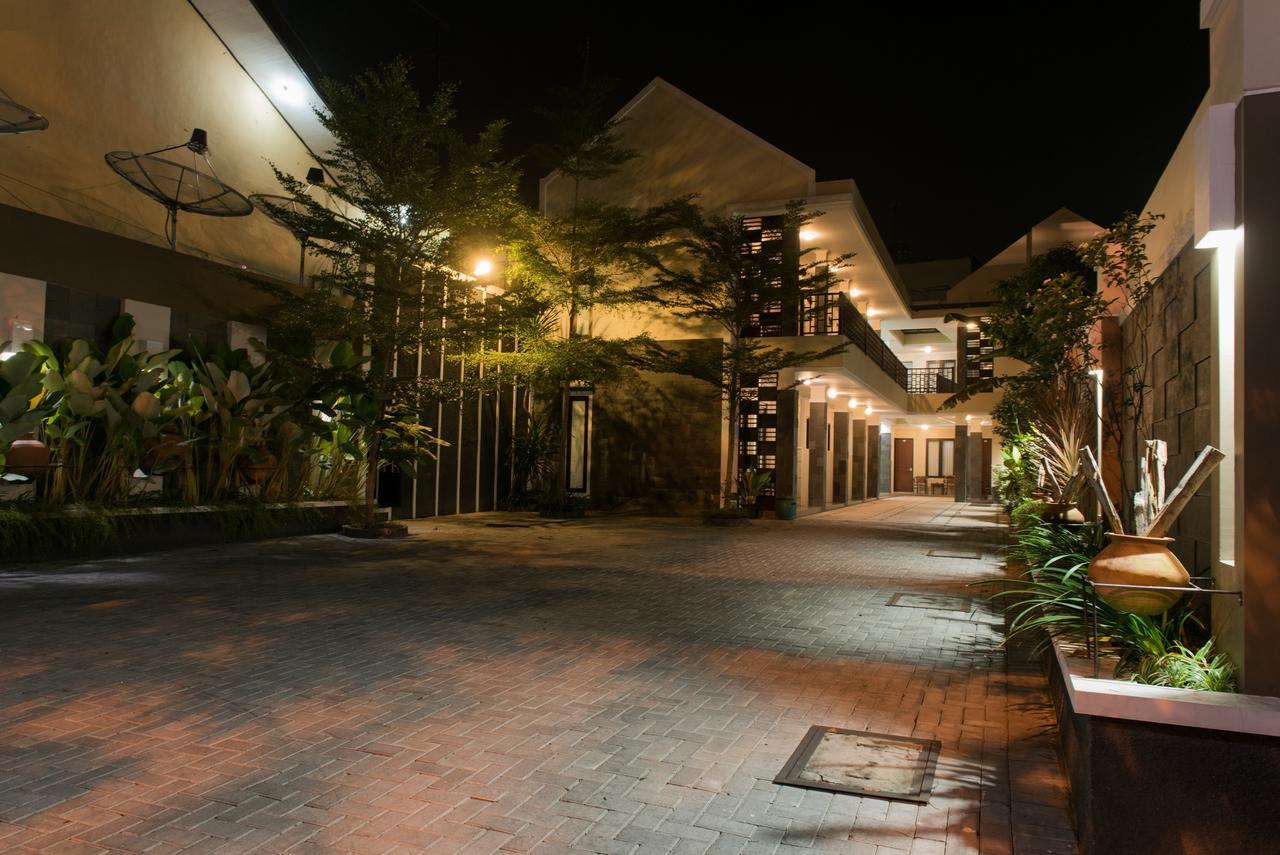 Hotel Wisma Djaja Syariah Bojonegoro Esterno foto