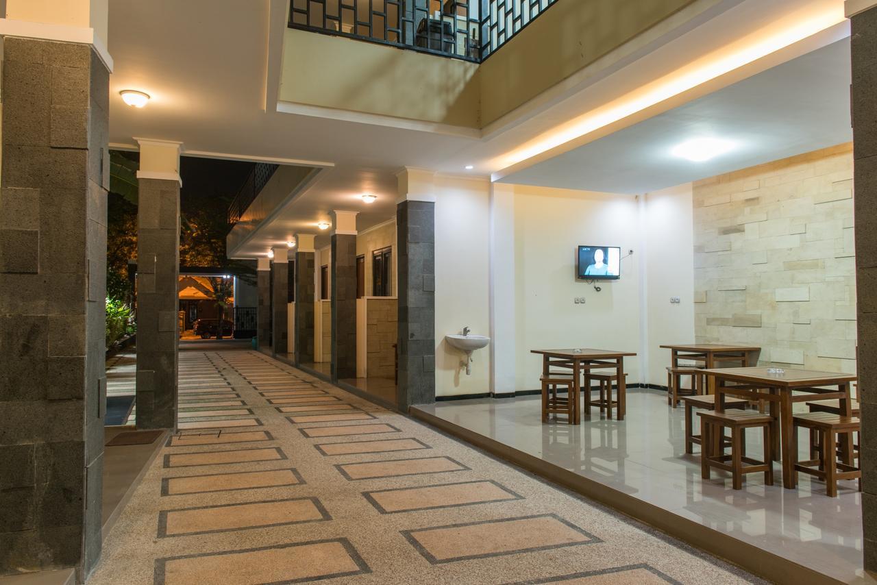 Hotel Wisma Djaja Syariah Bojonegoro Esterno foto