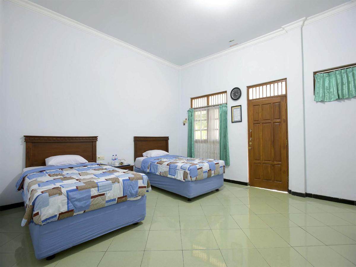 Hotel Wisma Djaja Syariah Bojonegoro Esterno foto