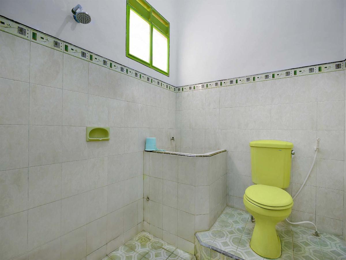 Hotel Wisma Djaja Syariah Bojonegoro Esterno foto