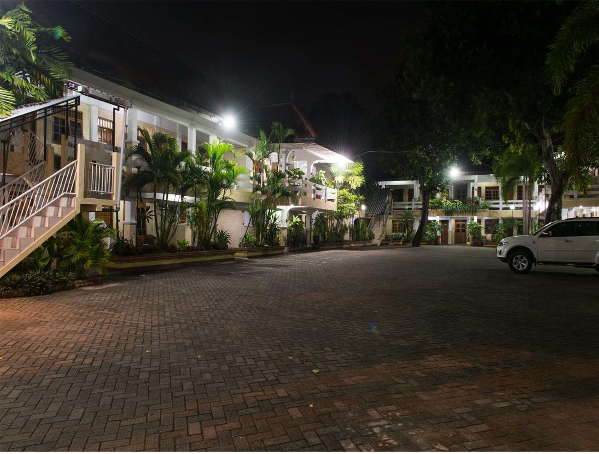 Hotel Wisma Djaja Syariah Bojonegoro Esterno foto