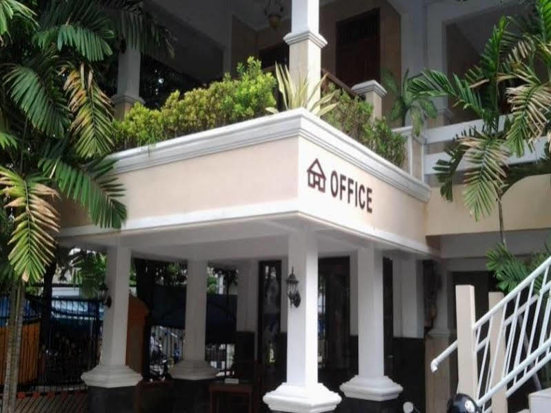 Hotel Wisma Djaja Syariah Bojonegoro Esterno foto