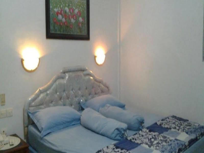 Hotel Wisma Djaja Syariah Bojonegoro Esterno foto